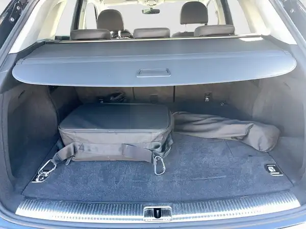 Das Bild zeigt den Innenraum des Kofferraums eines AUDI Q5 in schwarzer Farbe.