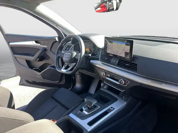 Das Bild zeigt das Innere eines AUDI Q5 mit einer schwarz gehaltenen Innenausstattung.