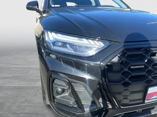 Das Bild zeigt ein schwarzes Fahrzeug (AUDI Q5) aus der Frontalansicht.