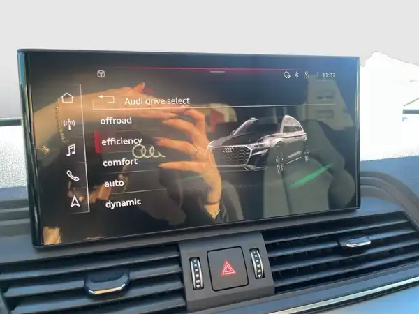 Innenaufnahme eines AUDI Q5 mit einem Display, das verschiedene Fahrmodi zeigt.