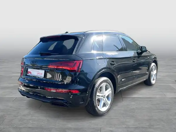 Das Bild zeigt einen schwarzen AUDI Q5 von hinten aufgenommen, mit einem Händlerlogo im Bild.