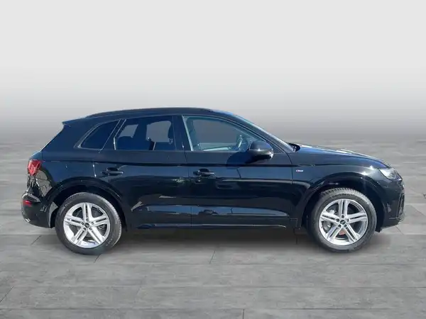 Das Bild zeigt einen schwarzen Audi Q5 von der Seite.