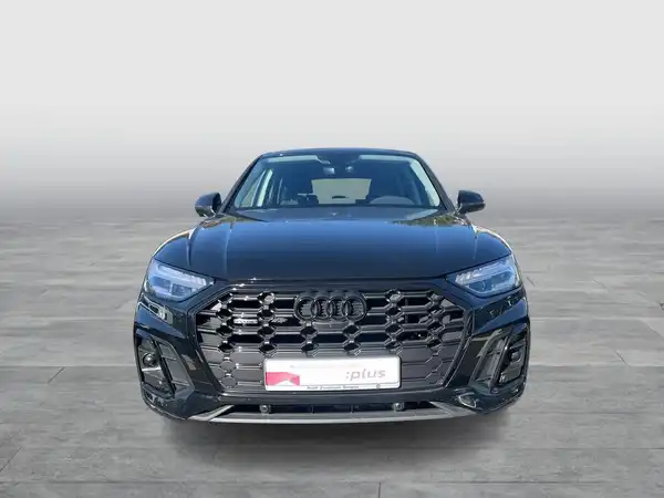Das Bild zeigt einen schwarzen AUDI Q5 von vorne, mit Händlerlogo im unteren Teil des Bildes.