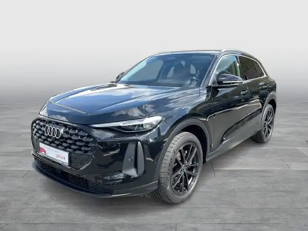 Das Bild zeigt einen schwarzem AUDI Q5 aus der Seitenansicht. Es enthält ein Händlerlogo und markante Texteinblendungen.
