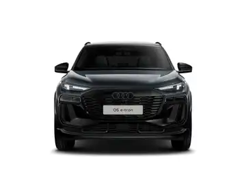 Das Bild zeigt die Vorderansicht eines schwarzen Audi e-tron. Es enthält markante Texteinblendungen, jedoch kein Händlerlogo.