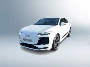Das Bild zeigt einen weißen AUDI Q6 E-TRON aus der Frontansicht.