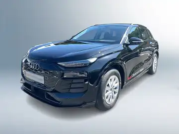 Das Bild zeigt einen schwarzen AUDI Q6 E-TRON aus der Frontansicht.