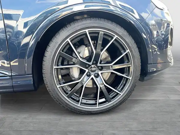 AUDI Q7 (9/22)