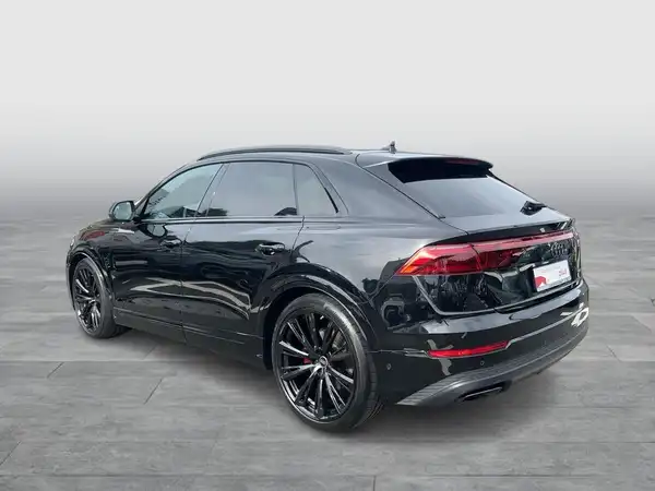 Das Bild zeigt einen AUDI Q8 von hinten in der Farbe Schwarz.
