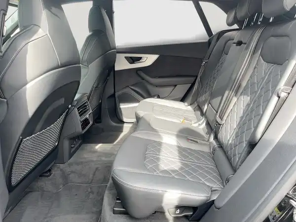 Das Bild zeigt das Innere eines Audi Q8 aus der Rückansicht. Die Rücksitze sind in Grau gehalten.