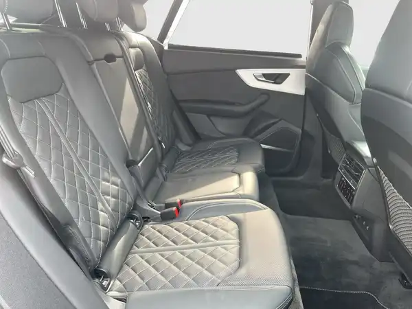AUDI Q8 (17/29)