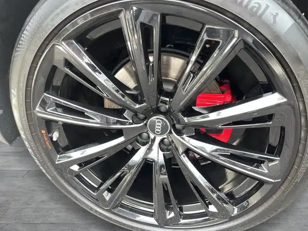 Das Bild zeigt eine Nahaufnahme der Felge eines AUDI Q8, aufgenommen von der Seite.