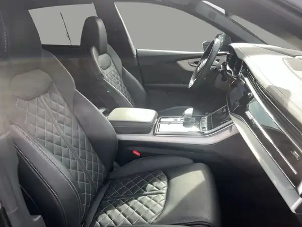 Das Bild zeigt den Innenraum eines AUDI Q8 mit schwarzen, gesteppten Ledersitzen. Es handelt sich um eine Innenaufnahme des Fahrzeugs.