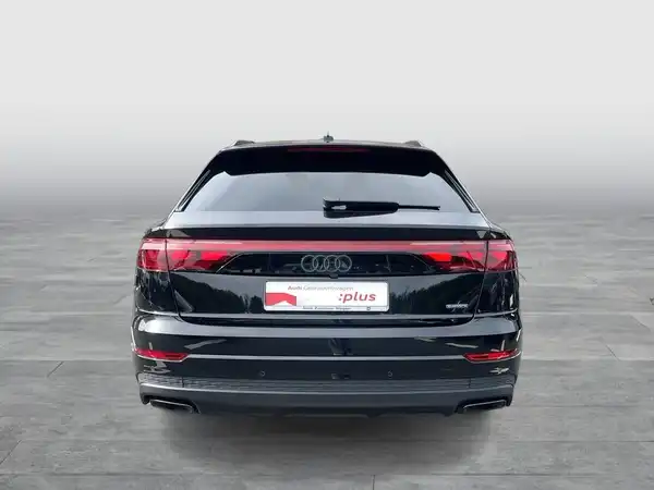 Eine Aufnahme des hinteren Teils eines schwarzen Audi Q8, mit Händlerlogo.