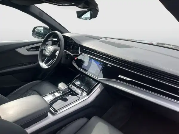 Das Bild zeigt den Innenraum eines Audi Q8 mit schwarzem Interieur. Es handelt sich um eine Innenaufnahme des Fahrzeugs.
