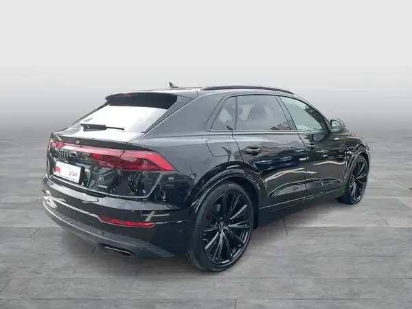 Das Bild zeigt einen schwarzen Audi Q8 von hinten aufgenommen.