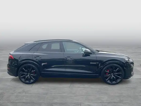 Das Bild zeigt einen schwarzen AUDI Q8 von der Seite.