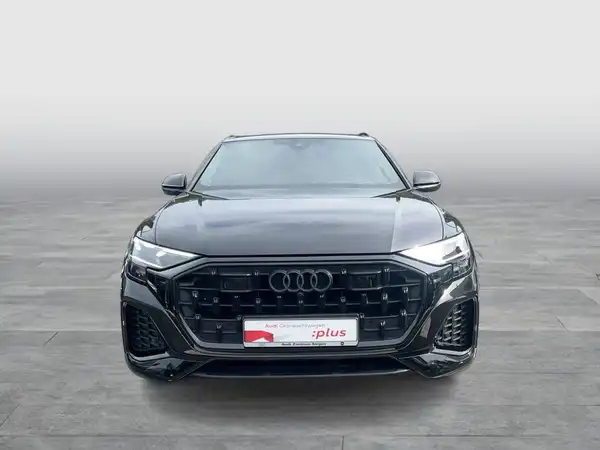 Das Bild zeigt einen schwarzen Audi Q8 von vorne mit dem Händlerlogo sichtbar.