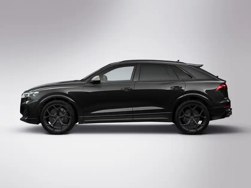 Das Bild zeigt ein schwarzes Fahrzeug (AUDI RS Q8) von der Seite.