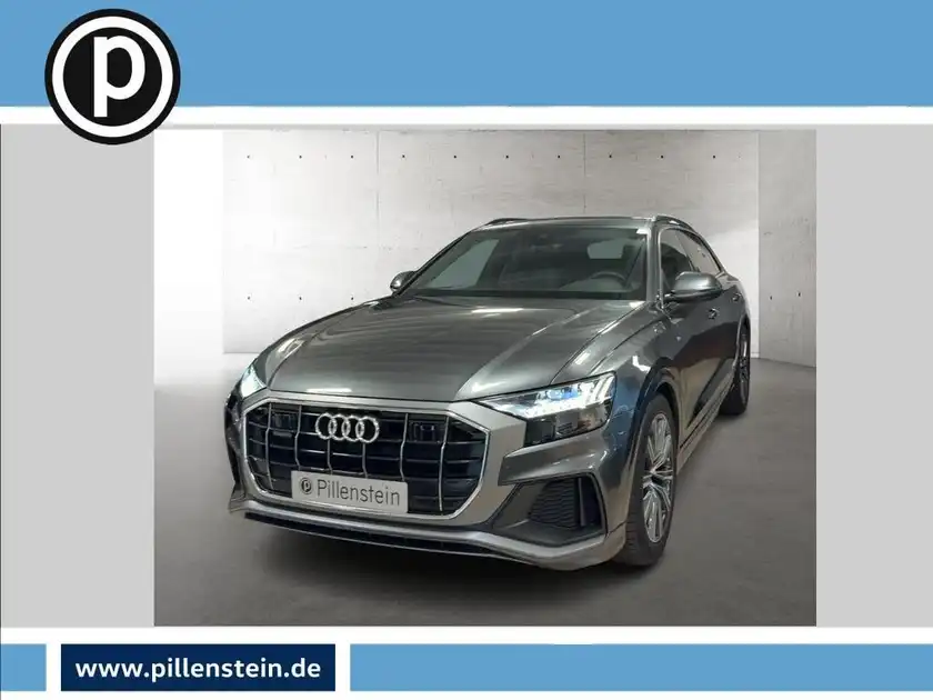 Bild eines grauen Audi Q8 von vorne mit Händlerlogo und markanten Texteinblendungen.