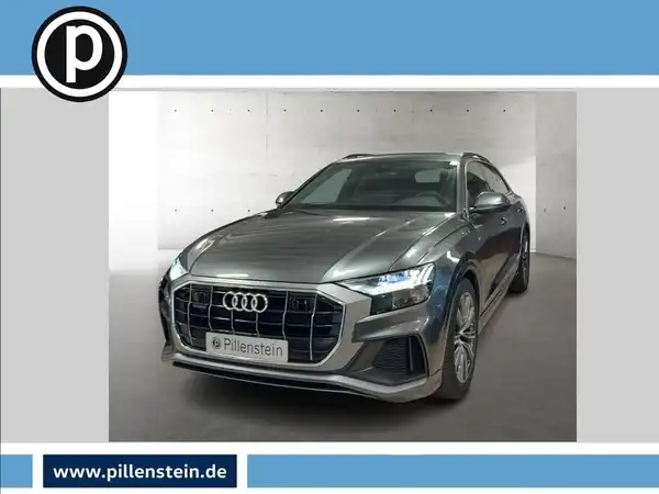 Bild eines grauen Audi Q8 von vorne mit Händlerlogo und markanten Texteinblendungen.