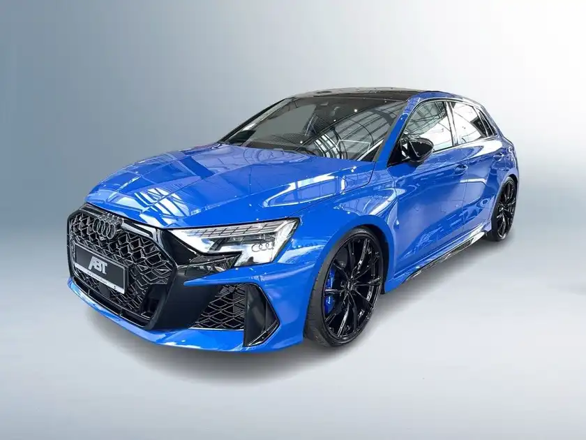 Das Bild zeigt ein seitlich aufgenommenes Fahrzeug, einen blauen Audi, mit sichtbarem Händlerlogo und markanten Texteinblendungen.