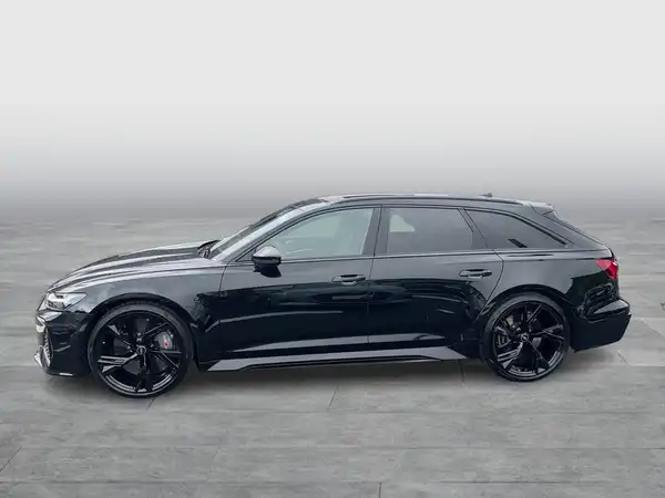 Das Bild zeigt einen schwarzen Audi Quattro von der Seite. Es handelt sich um ein Fahrzeugbild.