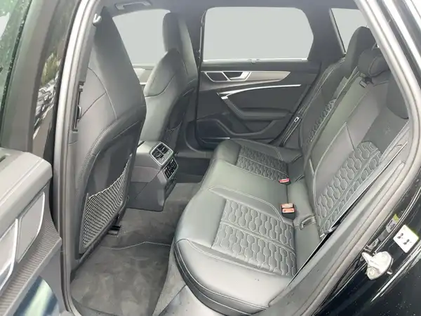 Das Bild zeigt den Innenraum eines AUDI QUATTRO mit schwarzen Ledersitzen im Rücksitzbereich.