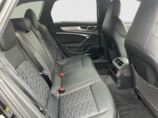 Das Bild zeigt den Innenraum des Audi Qattro, speziell die Rücksitze, die in schwarzem Leder mit einer speziellen Naht versehen sind.