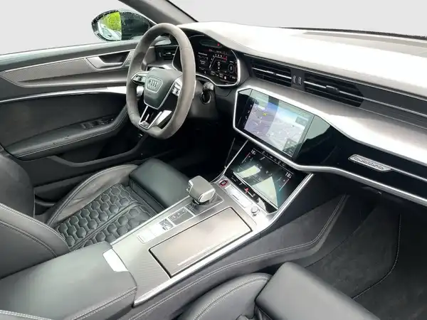Das Bild zeigt das Innere eines Audi Quattro, mit einer modernen schwarzen Innenausstattung.