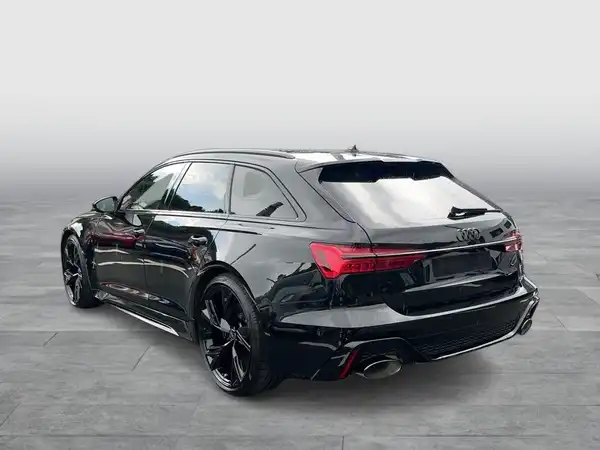 Das Bild zeigt einen schwarzen Audi Quattro von hinten aufgenommen. Es handelt sich um ein Fahrzeugbild.
