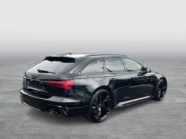 Ein schwarzer Audi Quattro, von hinten aufgenommen.