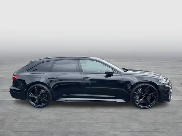 Das Bild zeigt ein schwarzes Fahrzeug, ein Audi, von der Seite.