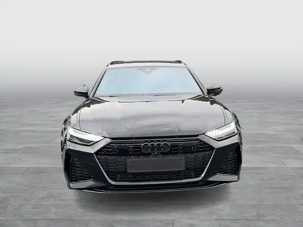 Ein Bild eines schwarzen AUDI QUATTRO von vorne aufgenommen.