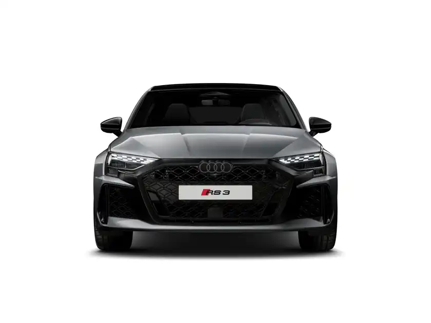 Das Bild zeigt ein schwarzes Fahrzeug, einen AUDI, aus der Frontalansicht. Es sind markante Texteinblendungen vorhanden.