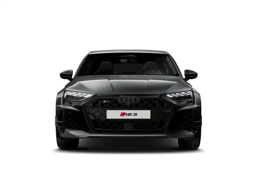 Dies ist ein Bild eines schwarzen Audi RS3, aufgenommen von vorne. Es enthält markante Texteinblendungen.