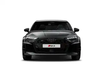 Dies ist ein Bild eines schwarzen Audi RS3, aufgenommen von vorne. Es enthält markante Texteinblendungen.
