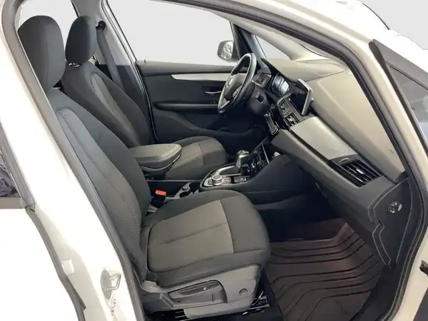 Eine Innenaufnahme eines Fahrzeugs mit schwarzem Interieur.