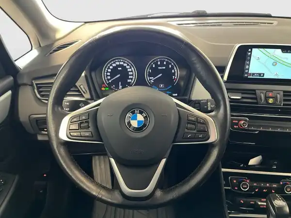 Das Bild zeigt das Innenraum eines BMW, aufgenommen aus der Sicht des Fahrers. Das Interieur ist schwarz.