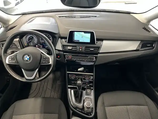 Das Bild zeigt das Innere eines BMW 2er Modells mit einem schwarzen Interieur und grauen Akzenten. Es handelt sich um eine Innenaufnahme des Fahrzeugs.