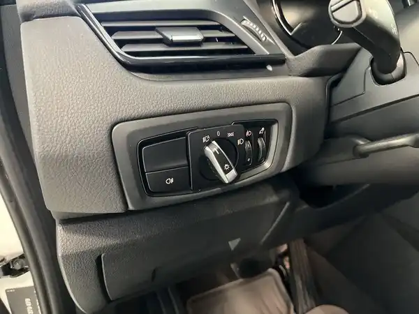 Innenaufnahme des Fahrzeugs mit schwarzem Interieur.