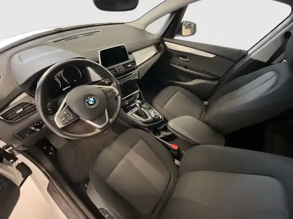 Das Bild zeigt den Innenraum eines BMW 2er, in schwarzer Farbe.