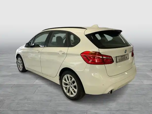 Das Bild zeigt einen weißen BMW 225 von der Seite, aufgenommen aus einem seitlichen Winkel.