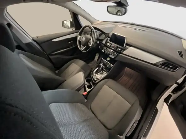 Innenaufnahme des Fahrzeugs, mit schwarzem und grauem Interieur.