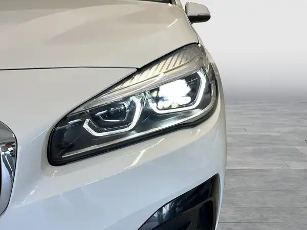 Das Bild zeigt die Front eines weißen BMW 225.