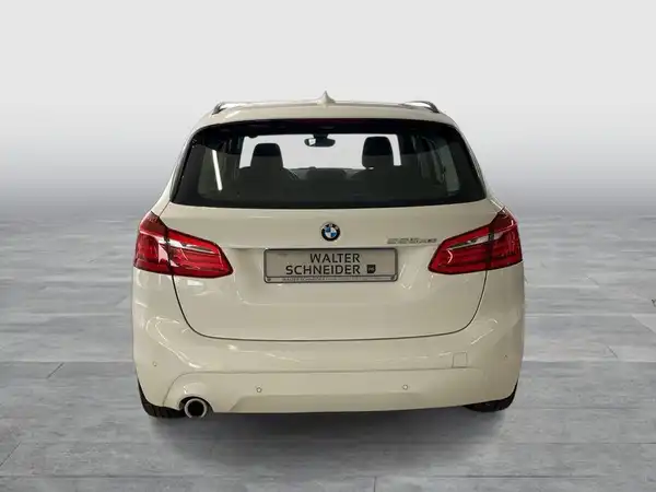 Das Bild zeigt das Heck eines beige BMW 225 mit dem Händlernamen 'WALTER SCHNEIDER'.