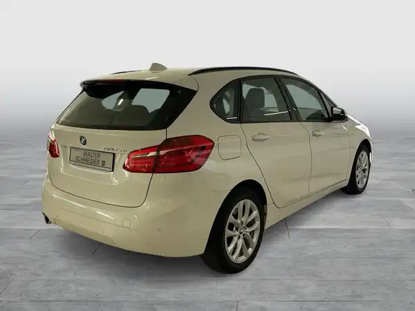 Das Bild zeigt einen BMW 225 von hinten, das Fahrzeug hat eine beigen Farbe. Es handelt sich um ein Fahrzeugbild ohne Händlerlogo oder auffällige Texteinblendungen.