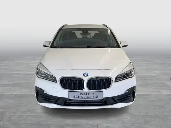 Das Bild zeigt einen weißen BMW 225 von vorne, mit dem Händlernamen "WALTER SCHNEIDER" im Bild.