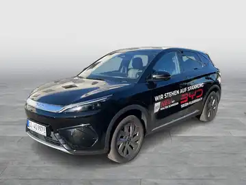 Das Bild zeigt einen BYD ATTO 3 von der Seite in schwarzer Farbe mit markanten Texteinblendungen.
