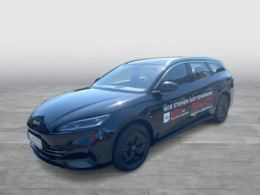 Das Bild zeigt einen schwarzen BYD SEAL von der Seite mit einem Händlerlogo und markanten Texteinblendungen.